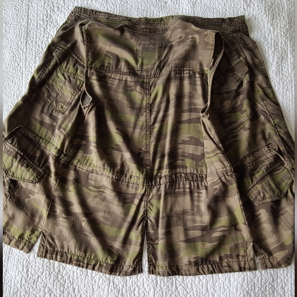 Sleeveless Camouflage Zippered Shirt - Picture 3 of 3